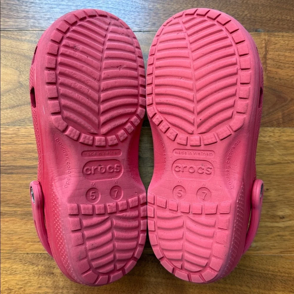 Crocs Unisex Classic Red Clogs Size Women 7 / Men 5 - Picture 8 of 8